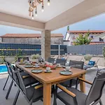 With Pool, Luxuriously Furnished, Quiet Area - By Traveler Tourist Agency Krk Id2389 וילה *