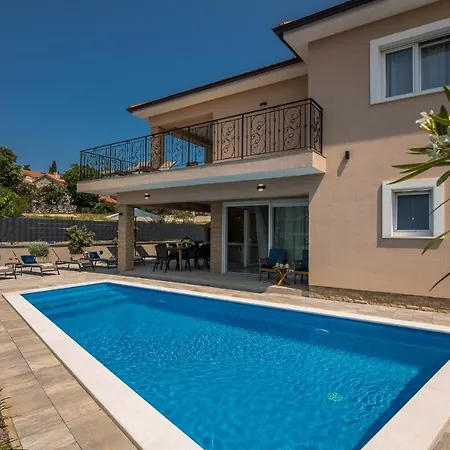With Pool, Luxuriously Furnished, Quiet Area - By Traveler Tourist Agency Krk Id2389 וילה *